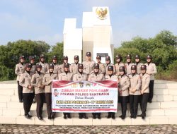 Polwan Polres Banyuasin melaksanakan Ziarah Makam Pahlawan Peringati HUT ke-77 dengan Khidmat