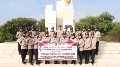 Polwan Polres Banyuasin melaksanakan Ziarah Makam Pahlawan Peringati HUT ke-77 dengan Khidmat