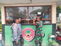 Gercep!! Babinsa Koramil 04/Jebres Pasang Pamlet Rekrutmen Anggota TNI AD, Catat Jadwal Pendaftarannya