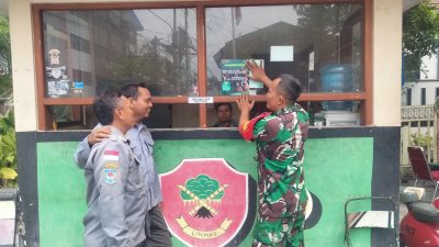 Gercep!! Babinsa Koramil 04/Jebres Pasang Pamlet Rekrutmen Anggota TNI AD, Catat Jadwal Pendaftarannya