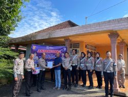 HUT Lalulintas Bhayangkara Ke 70, Kasat Lantas Polres Banyuasin Lakukan Anjangsana Ke Purnawirawan Polri