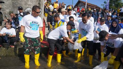 Danrem 072/Pamungkas Hadiri Aksi Bersih Sungai dan Tebar Benih Ikan