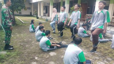 Jadikan Pelajar Yang Disiplin, Loyal, Dan Tanggung Jawab, Babinsa Sumber Latih kan Baris Berbaris