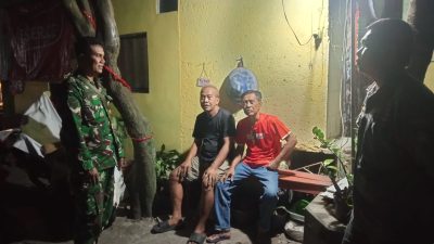 Sambangi Pos Ronda, Babinsa Sumber Bersama Linmas Membaur Bersama Masyarakat Jaga Kamtibmas