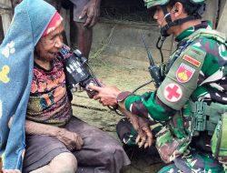 Bagikan Kebahagiaan Satgas Yonif 408/Sbh Pos Kotis Kuyawage Berikan Pelayanan Kesehatan Keliling