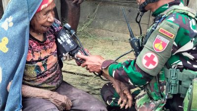 Bagikan Kebahagiaan Satgas Yonif 408/Sbh Pos Kotis Kuyawage Berikan Pelayanan Kesehatan Keliling