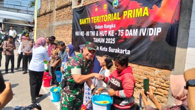 Sambut HUT Ke-80 TNI Dan HUT Ke-75 Kodam IV/Diponegoro, Kodim 0735/Surakarta Gelar Baksos Bagi Sembako