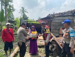 Polres Banyuasin Turun Tangan beri bantuan Sembako dan Bantu Perbaiki Rumah Korban Di Talang Kelapa