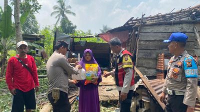 Polres Banyuasin Turun Tangan beri bantuan Sembako dan Bantu Perbaiki Rumah Korban Di Talang Kelapa