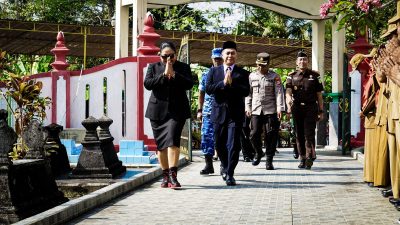 bupati dan wakil bupati melakukan ziarah bersama didampingi forkompinda dan kepala opd