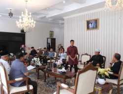 Wali Kota Tanjungbalai Serahkan Voucher Bantuan Beasiswa Kepada 9 Mahasiswa Asal Tanjungbalai Yang Akan Menempuh Pendidikan Kuliah di Universitas Al-Azhar Kairo Mesir