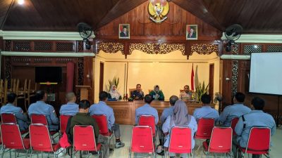 Berikan Arahan Kepada Linmas, Babinsa Kepatihan Wetan Selipkan Pesan Disiplin Dan Loyalitas