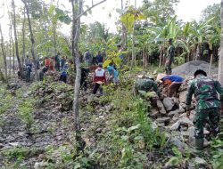 Hari Ke Dua TMMD Reguler, TNI Gotong Royong Bersama Masyarakat Bangun Talud.
