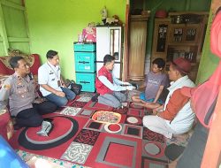 Kapolsek Banjarwangi Bersama Forkopimcam Berikan Bantuan Kepada Warga Sakit di Desa Talagasari