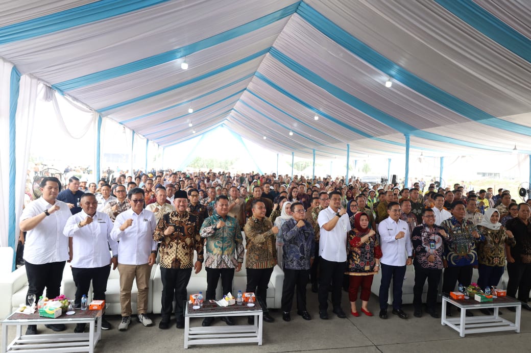 Gambar : saat Gubsu Boby Nst pada acara penyerahan kartu BPJS Ketenagakerjaan se-Sumut, di Sei. Mangkai Kab. Simalungun