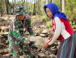 Momen Kebersamaan, Ibu-Ibu Warga Turut Bantu Gotong Royong Bersama TNI di Lokasi TMMD Reguler Kodim 0730/Gunungkidul