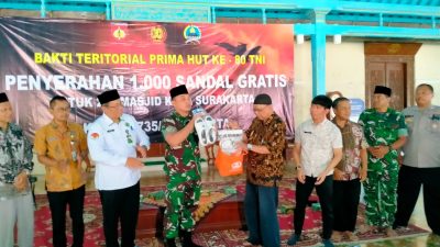 Bakti Teritorial Prima, Dandim 0735/Surakarta Serahkan 1.000 Sandal Gratis Dalam Rangka HUT ke-80 TNI