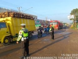 Personel Polsek Talang Kelapa Kawal Arus Lalu Lintas Pagi di Titik Rawan Macet