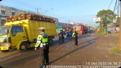 Personel Polsek Talang Kelapa Kawal Arus Lalu Lintas Pagi di Titik Rawan Macet