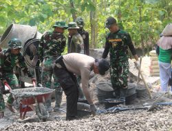 Semangat Gotong Royong Kobar, Satgas TMMD Dan Warga Cor Rabat Jalan Candirejo