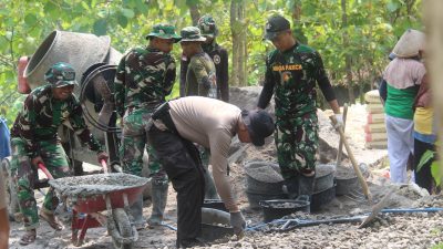 Semangat Gotong Royong Kobar, Satgas TMMD Dan Warga Cor Rabat Jalan Candirejo
