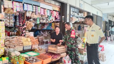 Yakinkan Harga Sembako Tetap Stabil, Babinsa Bersama Lurah Pasar Dan Security Laksanakan Pengecekan Harga Sembako di Pasar Tradisional Nusukan
