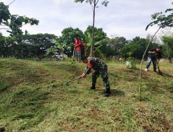 Gandeng Tim Saberling, Babinsa Sumber Laksanakan Kerja Bakti Pembersihan Lingkungan