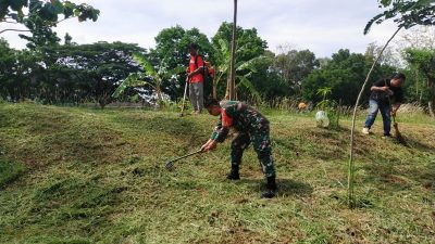 Gandeng Tim Saberling, Babinsa Sumber Laksanakan Kerja Bakti Pembersihan Lingkungan
