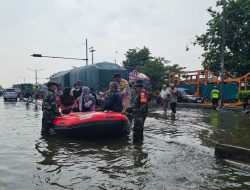 kawasan Kaligawe, Kota Semarang, hingga Jumat pagi masih lumpuh total.
