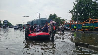 kawasan Kaligawe, Kota Semarang, hingga Jumat pagi masih lumpuh total.