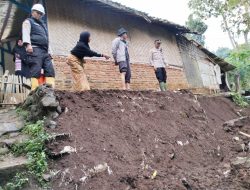 Polsek Pasirwangi Cek Lokasi Tanah Longsor di Kampung Sengrod, Akibat Hujan Deras