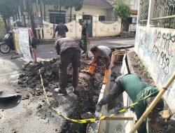 Koramil 04/Jebres Bersama Warga Masyarakat Terus Genjot Perbaikan Saluran Air Dalam TMMD Sengkuyung Tahap IV di Kelurahan Kepatihan Kulon