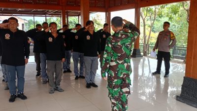 Sinergi Babinsa Bersama Bhabinkamtibmas Gilingan Latihkan PBB Kepada Linmas
