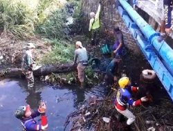 Cegah Banjir, Babinsa Kerten Bersama Masyarakat Laksanakan Pembersihan Anak Sungai Gajah Putih