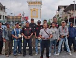 Forum Komunikasi Jogja Raya (FKJR) bersama warga Yogyakarta membagikan bunga kepada pengguna jalan sebagai simbol persaudaraan