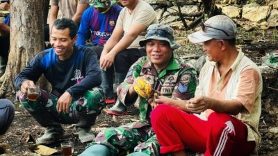 Suasana penuh keakraban dan kebersamaan tampak di lokasi pelaksanaan TNI Manunggal Membangun Desa (TMMD)