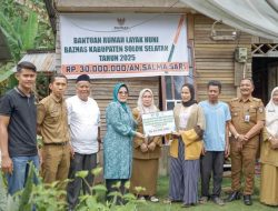 Ketua TP PKK Solsel Salurkan Bantuan Bedah Rumah di Sungai Padi Selatan