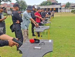 Bidhumas Polda Jateng Rayakan HUT Humas Polri ke-74 dengan Olahraga Menembak Bersama Wartawan