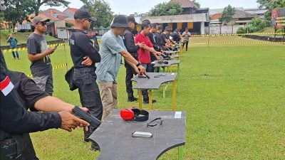 Bidhumas Polda Jateng Rayakan HUT Humas Polri ke-74 dengan Olahraga Menembak Bersama Wartawan