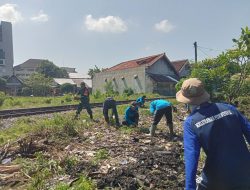 Babinsa Purwosari Laksanakan Kerja Bakti Pembersihan Lingkungan Bersama Linmas Dan Saberling