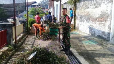 Babinsa Keprabon Bersama Tim Saberling Laksanakan Kerja Bakti Pembersihan di Kampung Kusumodiningratan