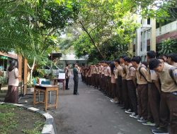 Babinsa Kepatihan Wetan Berikan Edukasi Demokrasi Kepada Pelajar Dalam PILKATOS ( Pemilihan Ketua OSIS ) di SMKN 08/Surakarta
