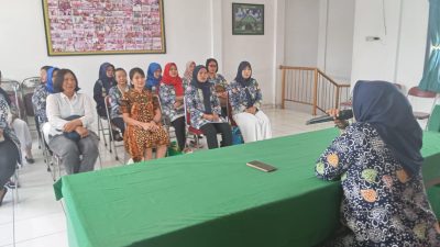 Tingkatkan Rasa Kebersamaan, Ketua Persit Ranting 5 Koramil 04/Jebres Berikan Arahan Dalam Pertemuan Rutin