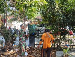 Pelopori Kebersihan Lingkungan, Babinsa Gilingan Bersama Warga Laksanakan Kerja Bakti Bersihkan Lingkungan