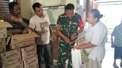 Pastikan Bansos Tepat Sasaran, Babinsa Gandekan Kawal Pendistribusian Bantuan Beras Dan Minyak Goreng