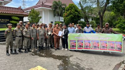 Aliansi Mahasiswa Pemuda Peduli Banyuasin ( AMPPB) gelar Aksi di depan kantor Bupati Banyuasin Menagih Janji Bupati akan memecat dan menghukum oknum penelantaran atlit Porprov 15 di Musi Banyuasin.