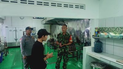 Sukseskan Program Pemerintah, Babinsa Sondakan Terjun Langsung Ke Lapangan Cek Dapur MBG di Wilayah Binaan