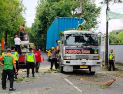 Personel Polres Kudus bersama Kodim 0722/Kudus dan Dinas PKPLH bergerak cepat mengevakuasi pohon tumbang yang menimpa truk di Jalan