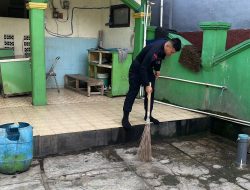 Brimob Jabar Gelar Baksos Bersihkan Masjid Besar Rancaekek