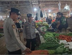 Polsek Betung Gelar Patroli jalan Kaki untuk Tingkatkan Rasa Aman di Pasar dan Permukiman Warga